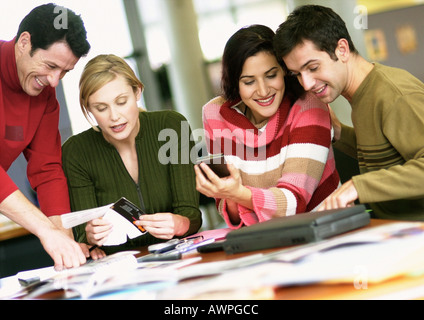 La gente di affari lavorando a tavola Foto Stock