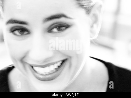 Donna sorridente, close-up, offuscata, b&W Foto Stock