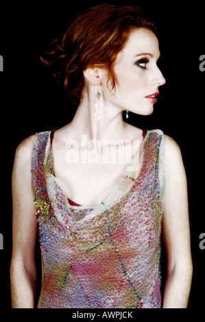 Redheaded giovane donna che indossa un abito da sera Foto Stock