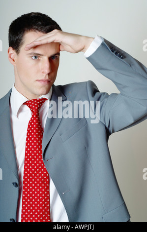 Giovane imprenditore guardando dritto Foto Stock