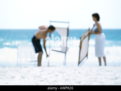 Due adulti sedie pieghevoli sulla spiaggia, sfocato Foto Stock