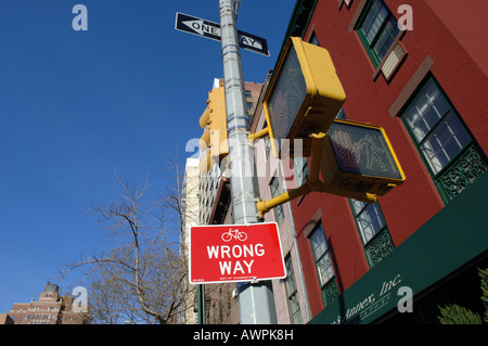 Modo sbagliato segno sulla nuova bikeway sulla Nona Avenue nel quartiere di NYC di Chelsea Foto Stock