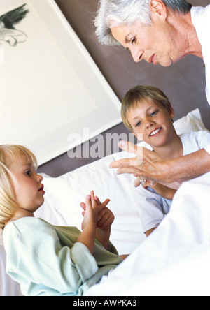 Nonna e bambini nel letto Foto Stock