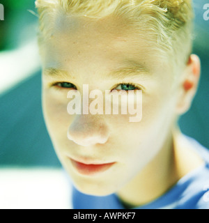 Ragazzo che guarda alla fotocamera, ritratto Foto Stock