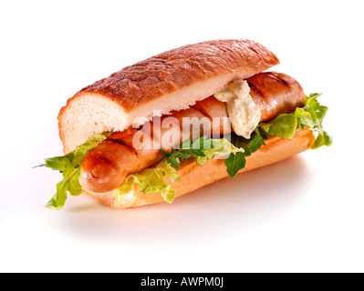 Bratwurst di pollo, rémoulade e insalata su baguette Foto Stock