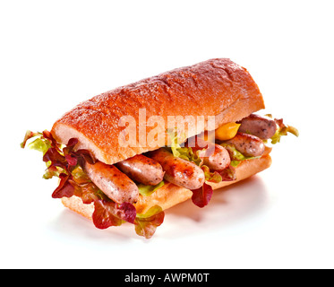 Norimberga-style bratwurst, la senape e la lattuga su una baguette Foto Stock