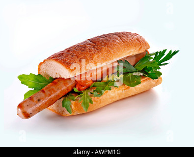 In Turingia bratwurst di stile, la senape e la lattuga su una baguette Foto Stock