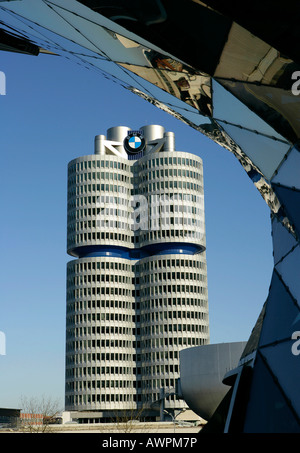 La sede centrale della BMW visto da BMW Welt (BMW World) centro fieristico di Monaco di Baviera, Germania, Europa Foto Stock