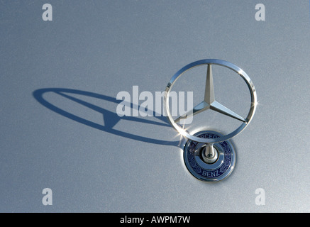 Mercedes logo sul cofano di un automobile Foto Stock