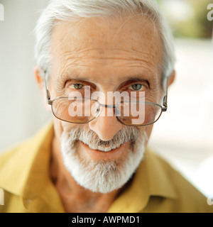 Senior uomo sorridente, close-up, ritratto Foto Stock