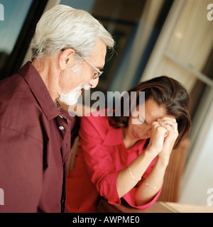 Senior un uomo guarda donna Foto Stock