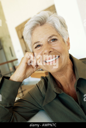 Senior donna sorridente, ritratto Foto Stock