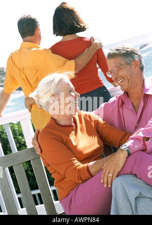 Due coppie, uno che guarda al mare Foto Stock