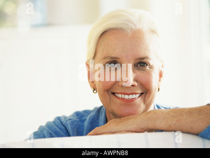 Donna matura sorridente, ritratto Foto Stock