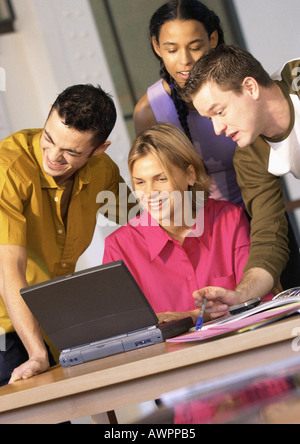 Due uomini e due donne che utilizzano computer portatili Foto Stock