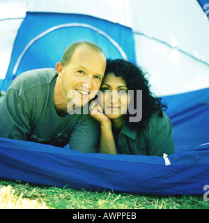 Coppia giacendo tenda, ritratto Foto Stock