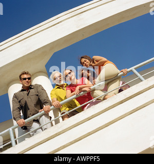 Famiglia appoggiata sulla ringhiera a basso angolo di visione Foto Stock