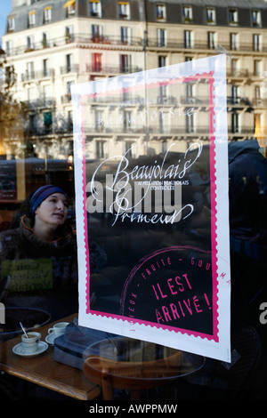 Beaujolais Primeur vino pubblicizzato nella finestra di un bistro a Place Maubert, Quartier Latin, Parigi, Francia, Europa Foto Stock