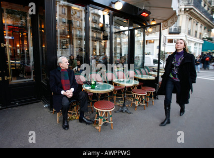 L'uomo guarda una donna come lei cammina dal Café de Flore, Quartier Saint Germain des Pres, Parigi, Francia, Europa Foto Stock