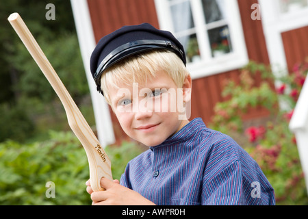 Ragazzo vestito come un personaggio letterario a riprese di film e di posizione ex casa di Astrid Lindgren in Katthult/Gibberyd, Svezia, Foto Stock