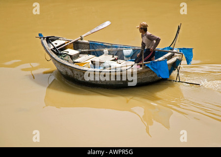 Pescatore sul fiume rosso, Da Nang, Vietnam Asia Foto Stock