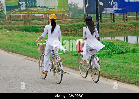 Gli studenti nel tradizionale ao dai abiti sul modo di scuola Vietnam Foto Stock