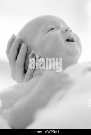 Il pianto del neonato nella madre le mani, b&W Foto Stock