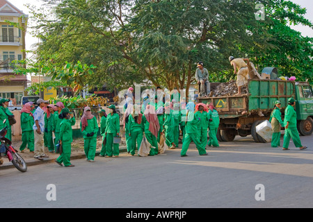 Pulizia della strada equipaggio di Siem Reap, Cambogia, Asia Foto Stock