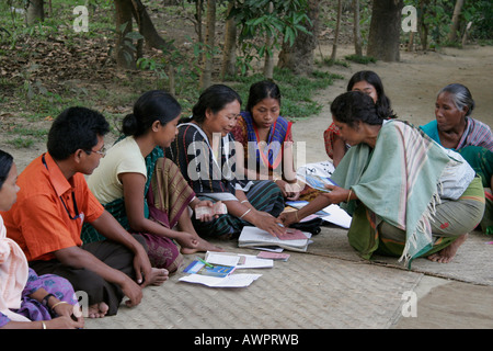 BANGLADESH un risparmio riunione del club delle donne membri di Garo minoranze tribali Foto Stock