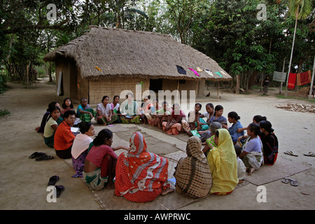 BANGLADESH un risparmio riunione del club delle donne membri di Garo minoranze tribali Foto Stock