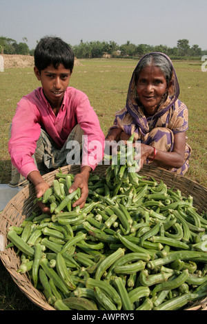 BANGLADESH Ajizul Hoque e sua nonna Shahera Khatun con il loro raccolto di okra Foto Stock