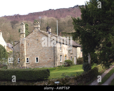 Derbyshire cottage in pietra con bordo Froggatt dietro a Froggatt Derbyshire,Inghilterra. Foto Stock