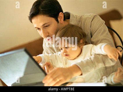 Padre e bambino con laptop Foto Stock