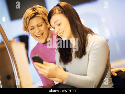 Due donne tramite telefono cellulare, ritratto Foto Stock