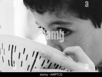 Bambino di bere dalla ciotola, close-up, b&w. Foto Stock