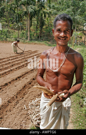 BANGLADESH agricoltore di Koch minoranze tribali preparare un campo per la piantagione manioca Foto Stock