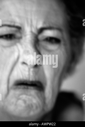 Senior donna accigliata, close-up, ritratto, b&W Foto Stock