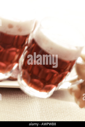 Due boccali di birra, close-up Foto Stock