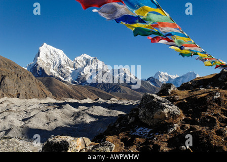 Vista da Gokyo su ghiacciaio Ngozumpa verso Arakamtse (6423) und Cholatse (6335), il Parco Nazionale di Sagarmatha, Khumbu Himal, Nep Foto Stock