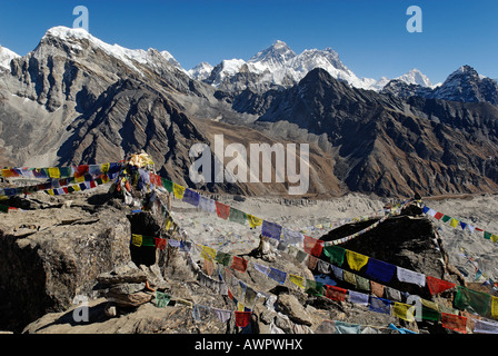 Vista da Gokyo Ri (5360) verso il Monte Everest (8850), sul Nuptse (7861), sul Lhotse (8501) e Makalu (8463), nazionale di Sagarmatha Par Foto Stock