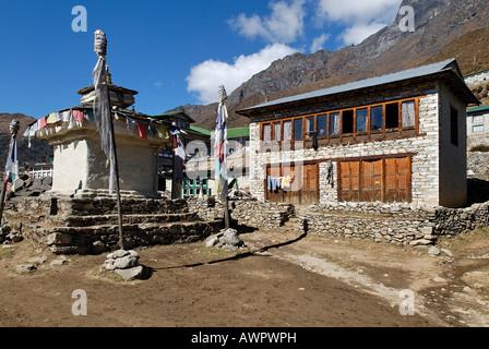 Stupa e Trekking Lodge a Khumjung Sherpa village, Parco Nazionale di Sagarmatha, Khumbu, in Nepal Foto Stock