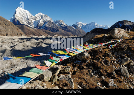 Vista da Gokyo su ghiacciaio Ngozumpa verso Arakamtse (6423) und Cholatse (6335), il Parco Nazionale di Sagarmatha, Khumbu Himal, Nep Foto Stock