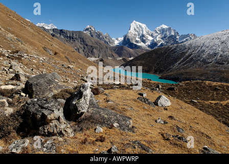 Vista dal lago di Gokyo (Dudh Pokhari) sopra il ghiacciaio Ngozumpa verso Arakamtse (6423) und Cholatse (6335), nazionale di Sagarmatha Par Foto Stock