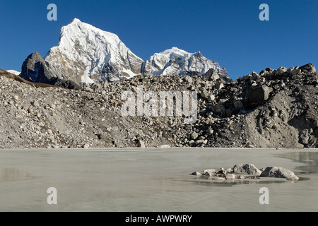 Lago glaciale sul ghiacciaio Ngozumpa con Arakamtse (6423) e Cholatse (6335), Khumbu Himal, Parco Nazionale di Sagarmatha, Nepal Foto Stock