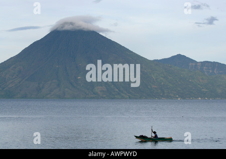 Le scene DEL GUATEMALA sul lago Atitlan pescatore in piroga foto C Sean Sprague 2006 Foto Stock