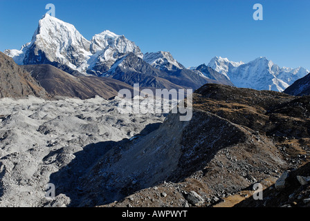 Vista da Gokyo su ghiacciaio Ngozumpa verso Arakamtse (6423) und Cholatse (6335), il Parco Nazionale di Sagarmatha, Khumbu Himal, Nep Foto Stock