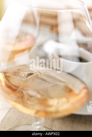Bicchiere di cognac con cubetti di ghiaccio, close-up Foto Stock