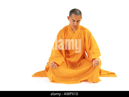 Monaco buddista meditando nella posizione del loto Foto Stock
