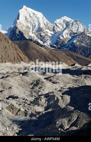 Vista da Gokyo su ghiacciaio Ngozumpa verso Arakamtse (6423) und Cholatse (6335), il Parco Nazionale di Sagarmatha, Khumbu Himal, Nep Foto Stock