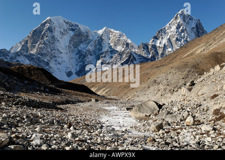 Khumbu morena del ghiacciaio con Taboche (6367), Cholatse (6335) e Arakamtse (6423), Khumbu Himal, Parco Nazionale di Sagarmatha, Nepal Foto Stock